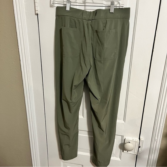 Athleta Tribeca Utility Crop Laurel Olive Green Pants Size 6 O - Picture 5 of 9